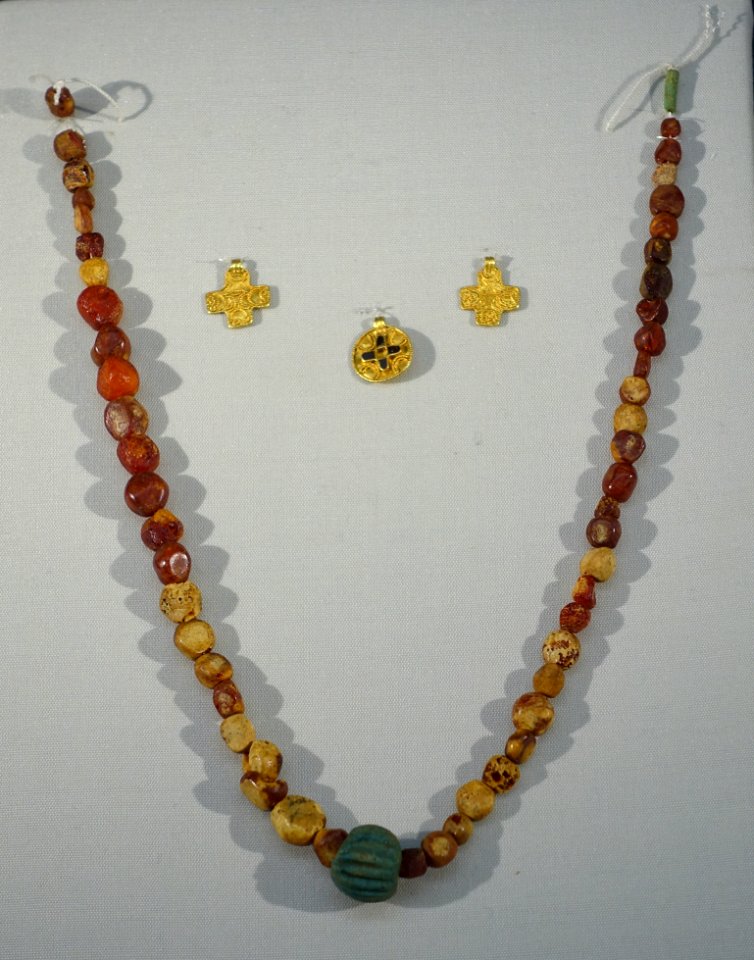Necklace of amber, glass, and ceramic, with necklace pendants of gold and garnet, Tomb 146, 475-550 AD - Cinquantenaire Museum - Brussels, Belgium - DSC08759