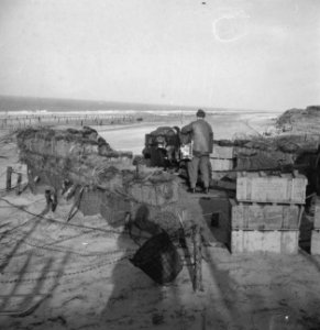 Ned. troepen bevrijden nederland, ze slapen in door duitse gebouwde bunkers Ko, Bestanddeelnr 934-9775