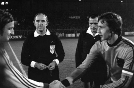 Nederland tegen Polen 3-0 Tos en Cruijff (rechts), Bestanddeelnr 928-2097