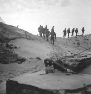 Ned. troepen bevrijden nederland, ze slapen in door duitse gebouwde bunkers Ko, Bestanddeelnr 934-9768