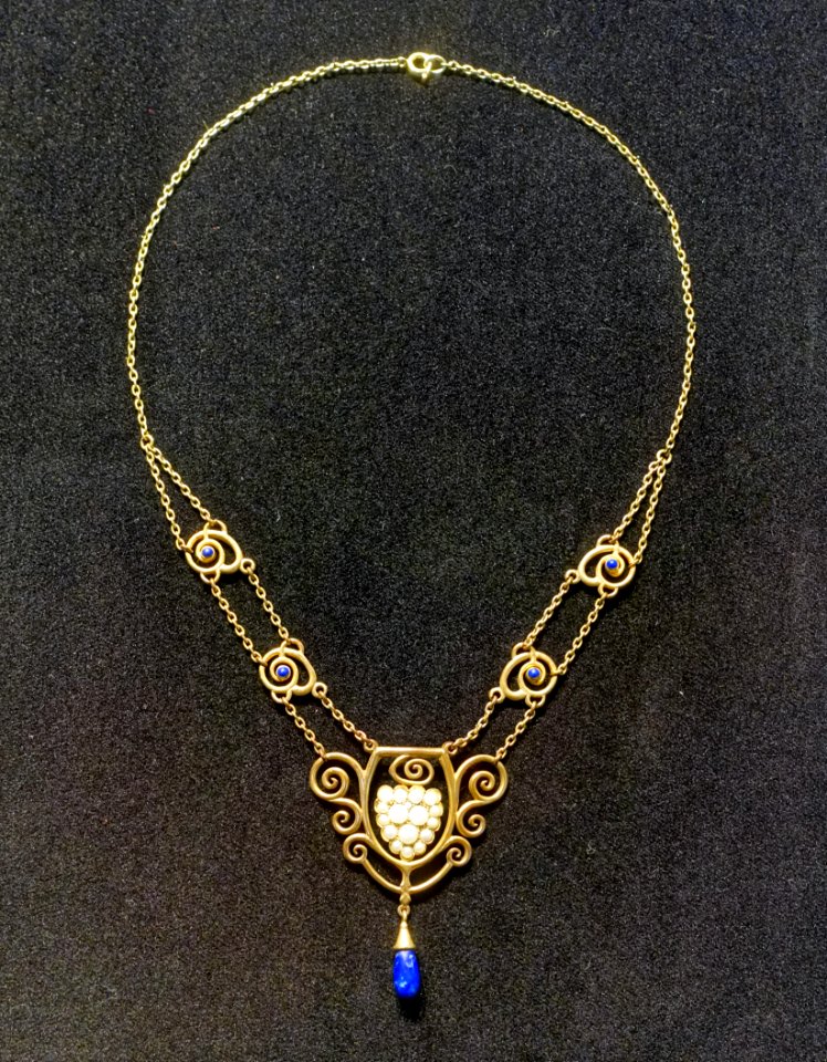 Necklace by Ernst Riegel, c. 1912, gilt silver, freshwater pearls, lapis lazuli - Museum Künstlerkolonie Darmstadt - Mathildenhöhe - Darmstadt, Germany - DSC06224