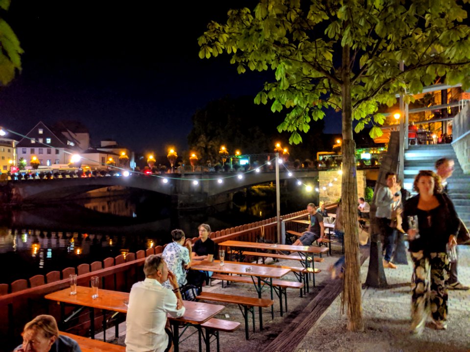 Neckarmüller Biergarten in einer Sommernacht mit Treppe zum Innenraum und Neckarbrücke