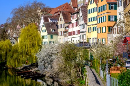 Neckarfront in Tübingen mit Stocherkähnen gesehen von der Treppe vor der Neckarmauer 2019