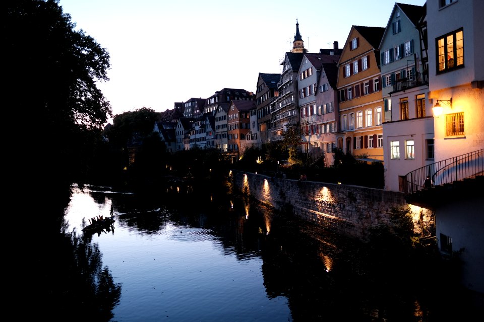 Neckarfront-mit-stocherkahn-blaue-stunde