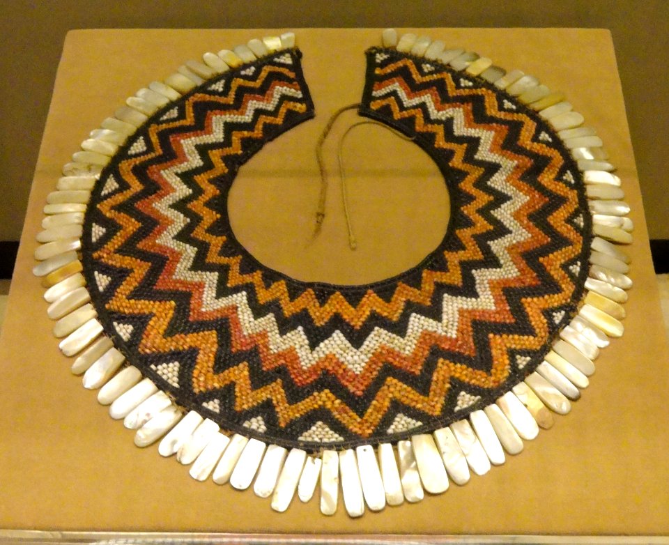 Necklace, probably Chan Chan, spondylus and mussel shells with stone beads and mother-of-pearl tabs - Chimu objects in the American Museum of Natural History - DSC06135