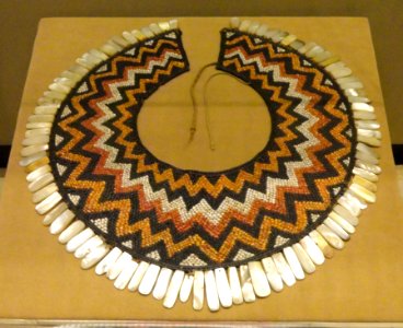 Necklace, probably Chan Chan, spondylus and mussel shells with stone beads and mother-of-pearl tabs - Chimu objects in the American Museum of Natural History - DSC06135
