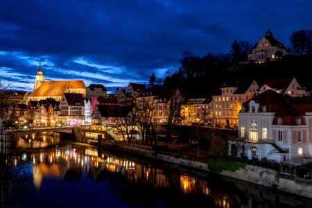 Neckarfront mit Stiftskirche und Schwabenhaus zur nautischen Dämmerung