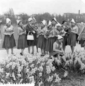 Nederlandse kaasmeisjes bezoeken Floriade, Bestanddeelnr 911-1705