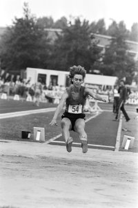 Nederlandse kampioenschappen atletiek in Amsterdam Edine van Heezik in aktie ti, Bestanddeelnr 932-2691