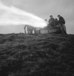 Ned. troepen bevrijden nederland, ze slapen in door duitse gebouwde bunkers Ko, Bestanddeelnr 934-9792