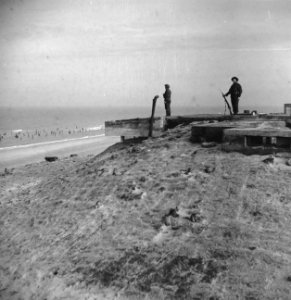 Ned. troepen bevrijden Nederland, ze slapen in door Duitsers gebouwde bunkers, KNPIB (Kon. Ned. Prinses Irene Brigade) Bestanddeelnr 934-9765