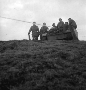 Ned. troepen bevrijden nederland, ze slapen in door duitse gebouwde bunkers Ko, Bestanddeelnr 934-9794