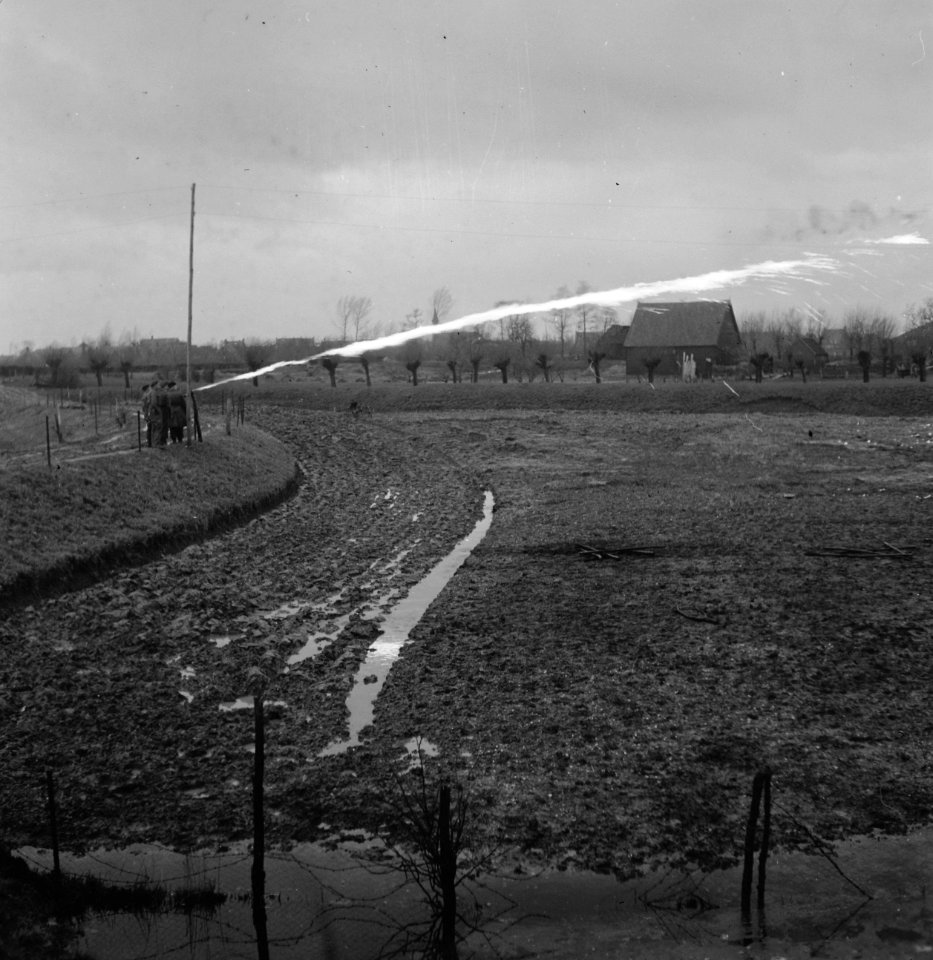 Ned. troepen bevrijden nederland, ze slapen in door duitse gebouwde bunkers Ko, Bestanddeelnr 934-9788