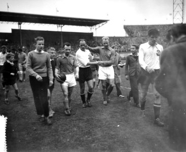Nederland tegen Oostenrijk 1-1, spelers verlaten het veld van links naar rechts, Bestanddeelnr 908-9809