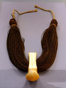 Necklace, Hawaii, before 1871, human hair, whale tooth - Pacific collection - Peabody Museum, Harvard University - DSC06167