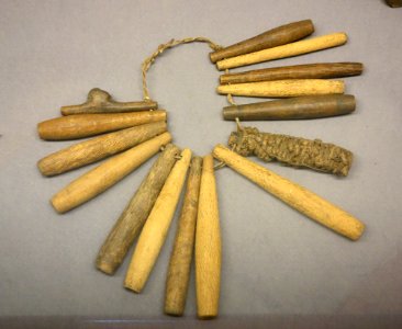 Necklace of whistles - Ngbaka - Royal Museum for Central Africa - DSC06514