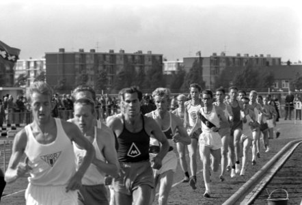 Nederlandse kampioenschappen atletiek, 10.000 meter her Piet Beelen en achter he, Bestanddeelnr 919-4271
