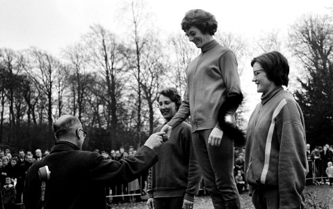 Nederlandse kampioenschappen Cross Country , nr. 36 Gerda Kraan op podium, Bestanddeelnr 917-5081