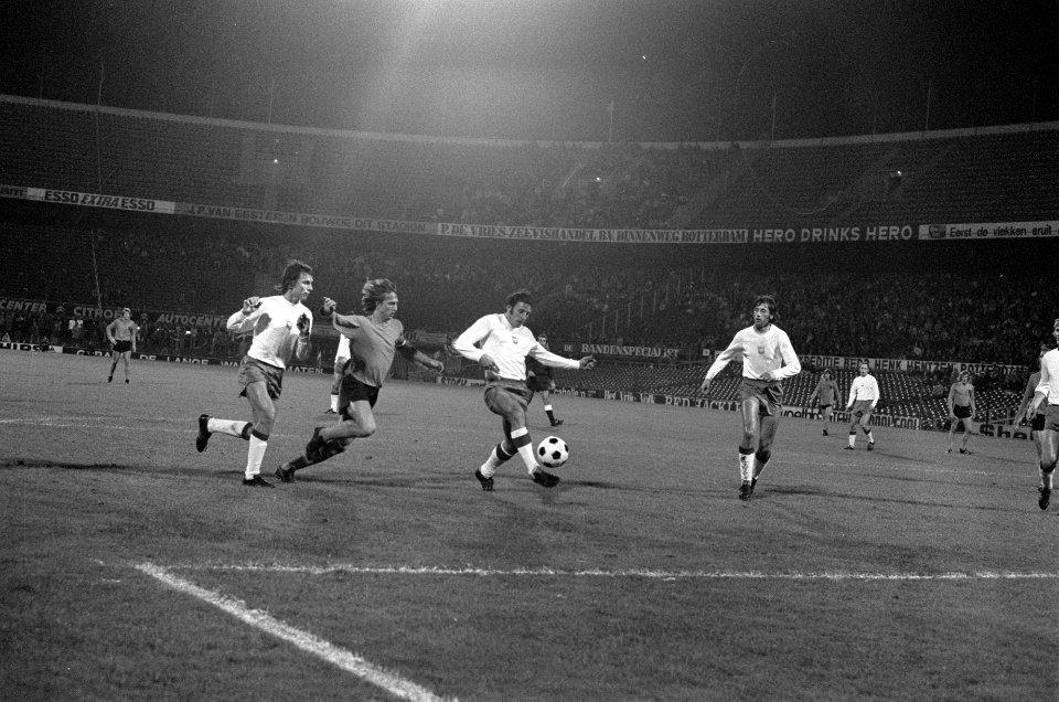 Nederland tegen Polen 1-1, Cruijff (tweede van links) in aktie, Bestanddeelnr 926-7423