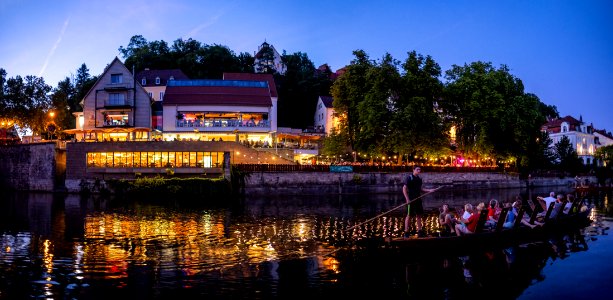 Neckarmüller in Tübingen zur blauen Stunde von einem Stocherkahn aus gesehen