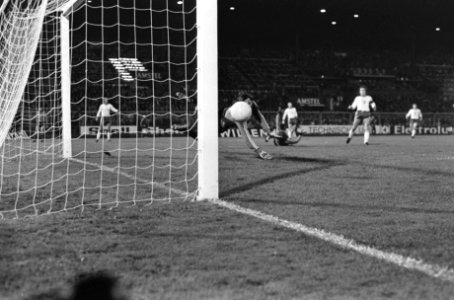 Nederland tegen Polen 3-0 Neeskens (liggend) heeft 1-0 gescoord, Bestanddeelnr 928-2092