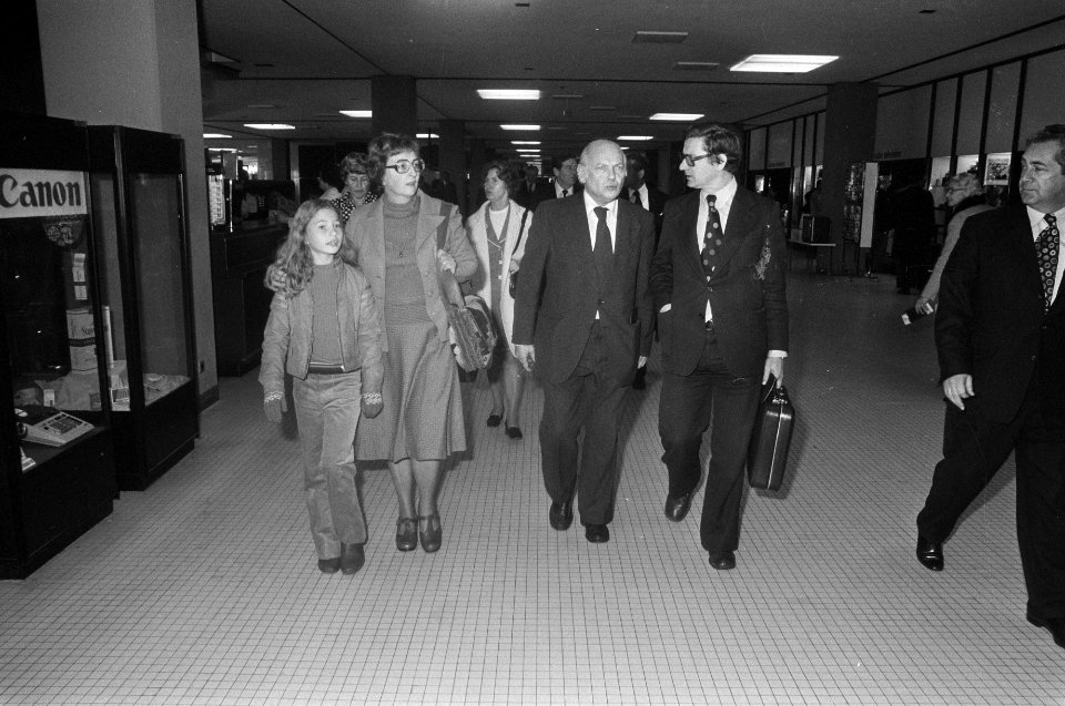Nederlandse delegatie naar Suriname ivm komende onafhankelijkheid vlnr m, Bestanddeelnr 928-2803