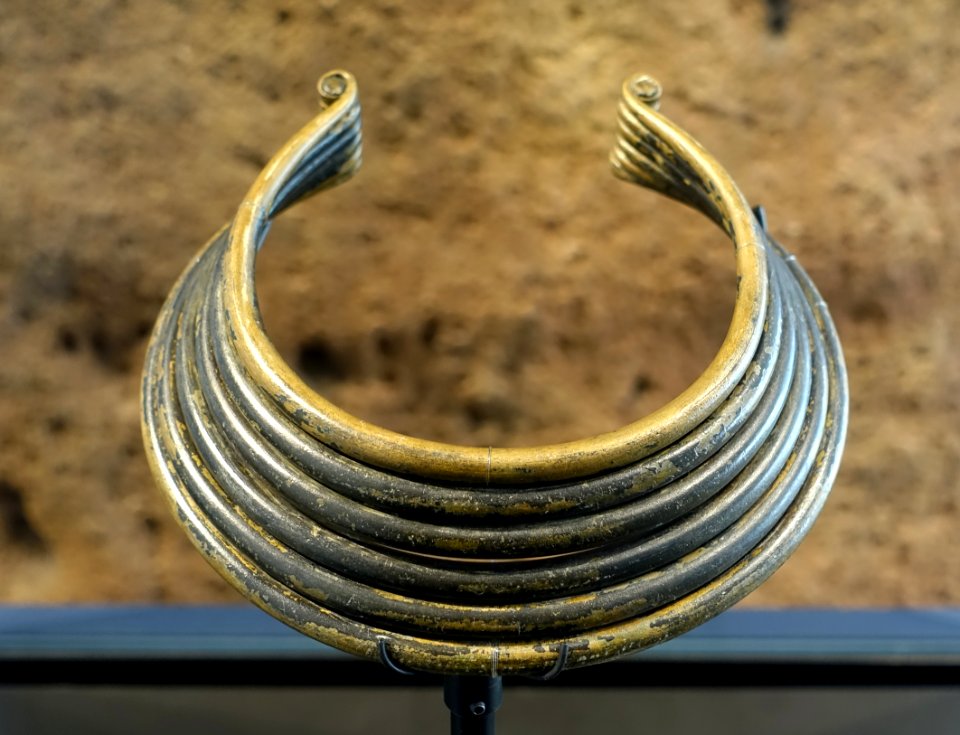 Neck rings, Torfmoor 'Lissen', Bad Schussenried, Kreis Biberach, 1st half of 2nd millenium BC, copper - Landesmuseum Württemberg - Stuttgart, Germany - DSC02756