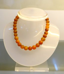 Necklace, Sa Huynh culture, 2500 to 2200 years before present, agate - Museum of Vietnamese History - Ho Chi Minh City - DSC06211