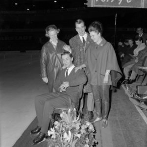 Nederlandse deelnemers Sjoukje Dijkstra, Nico en Jopie Wolff en op stoel Wout…, Bestanddeelnr 916-1196
