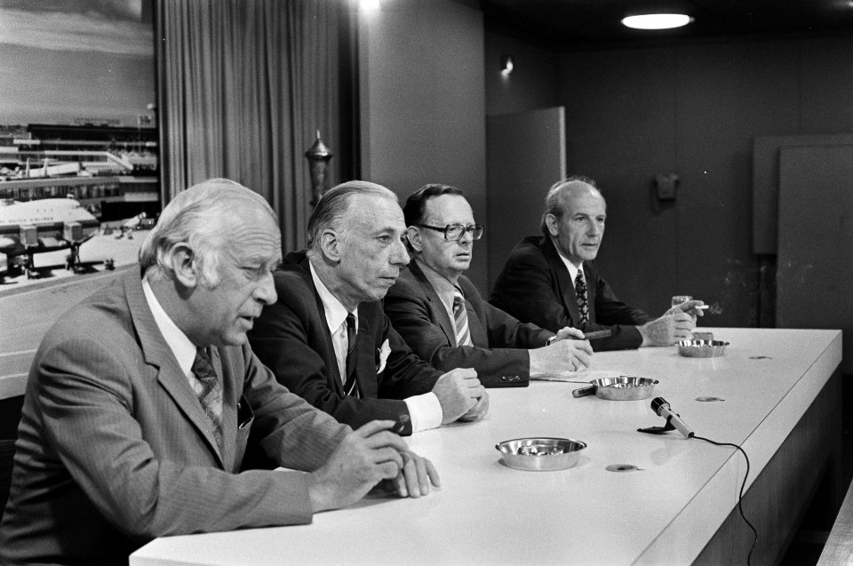 Nederlandse delegatie Koninkrijkscommissie terug op Schiphol tijdens persconfere, Bestanddeelnr 927-3811