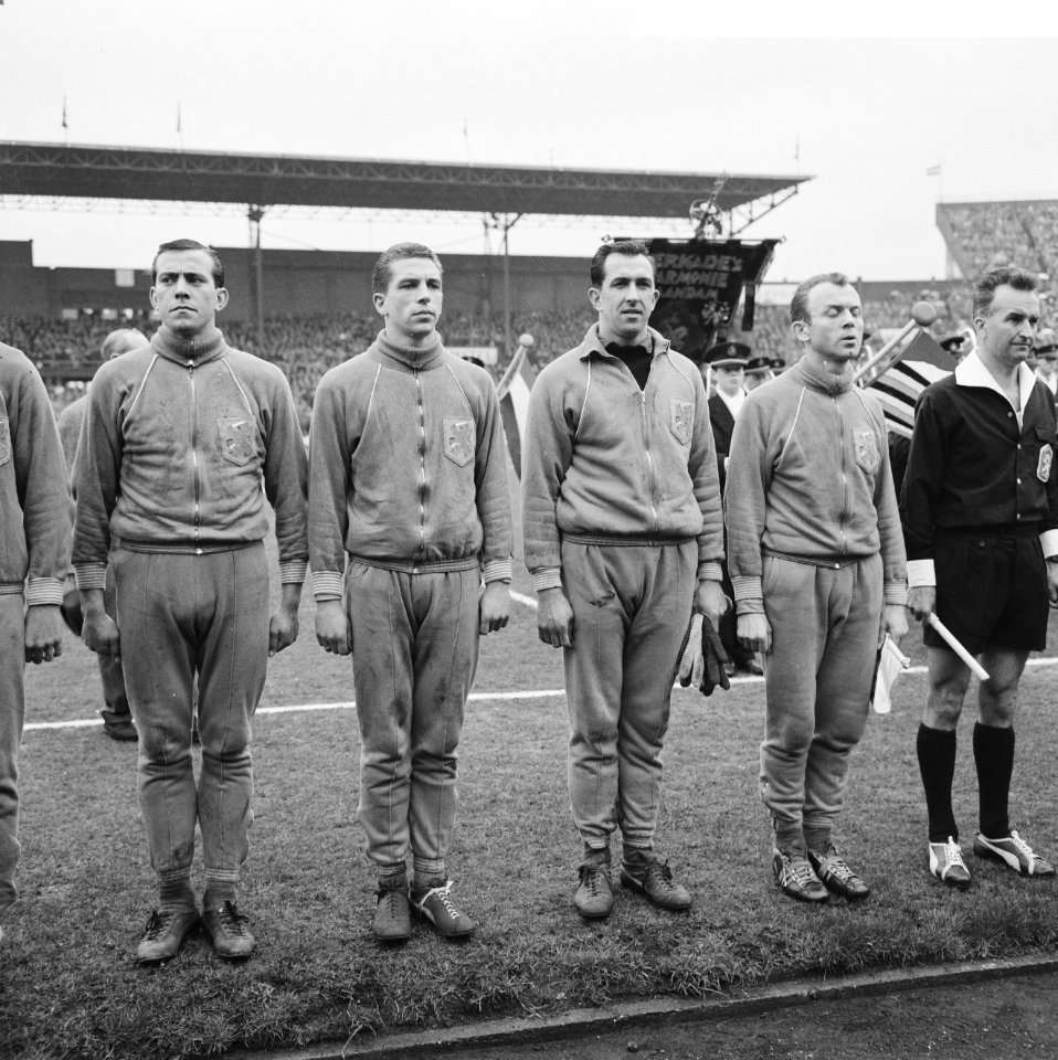 Nederland tegen Oostenrijk 1-1, vlnr Haak, Graafland en Van Wissen, Bestanddeelnr 916-2940