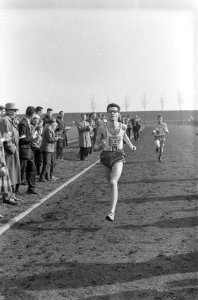 Nederlandse Crosskampioenschappen te Dordrecht Cuye passeert de finish, Bestanddeelnr 912-1746