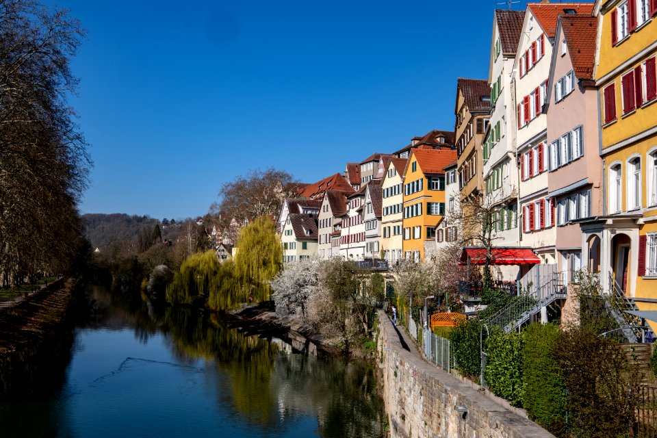 Neckarfront in Tübingen gesehen von der Treppe vor der Neckarmauer 2019