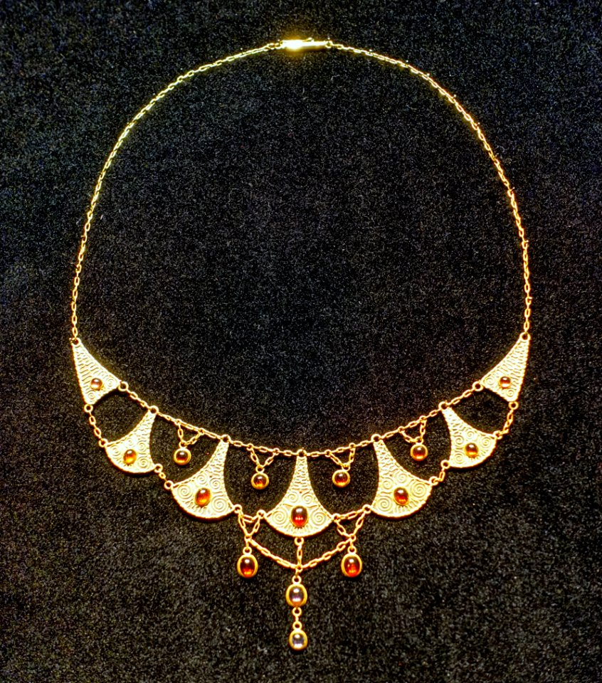 Necklace by Ernst Riegel, c. 1908, gold, semi-precious stones - Museum Künstlerkolonie Darmstadt - Mathildenhöhe - Darmstadt, Germany - DSC06222