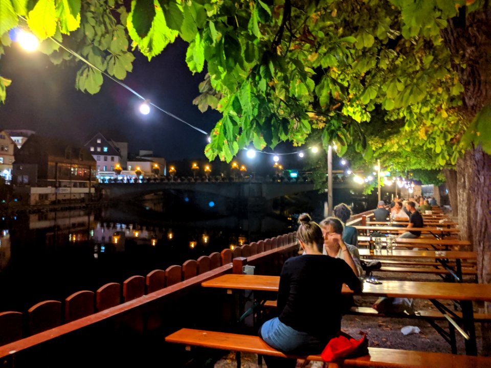 Neckarmüller Biergarten mit Lichterkette