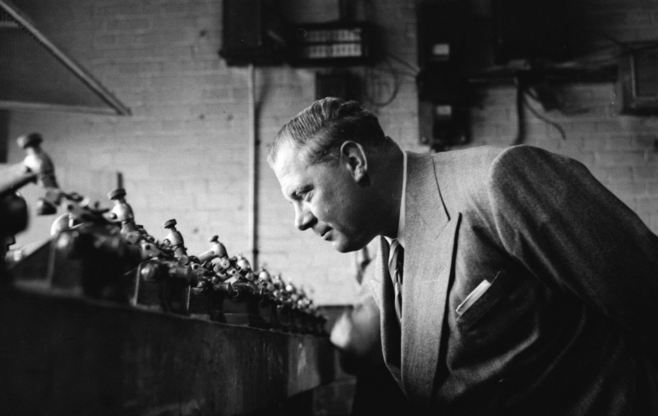 Nederlandse diamantbewerkers in Londen. Zaagmachine voor diamanten, Bestanddeelnr 935-1692