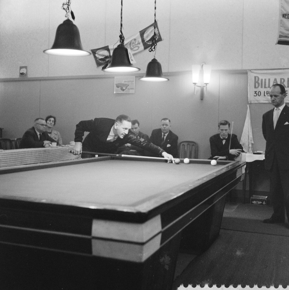 Nederlandse kampioenschap bandstoten te Breda, kampioen Bert Teegelaar aan stoot, Bestanddeelnr 911-1078