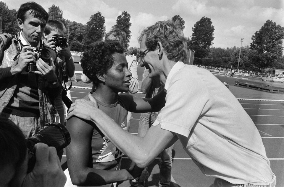 Nederlandse Kampioenschap Atletiek in Amsterdam Nellie Fierce Cooman huilt van , Bestanddeelnr 933-7097