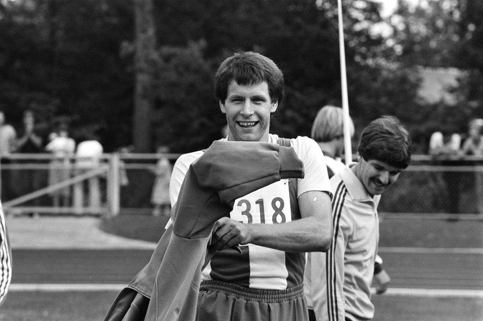 Nederlandse kampioenschappen atletiek in Amsterdam Jeroen van de Meer na breken, Bestanddeelnr 932-2692