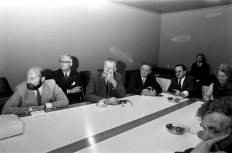Nederlandse Kamerleden terug uit Praag op Schiphol Mr. Aantjes, Bestanddeelnr 922-5336