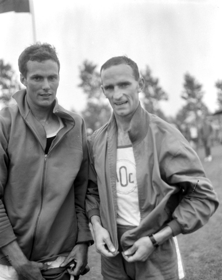 Nederlandse Kampioenschappen Atletiek, 1500 meter heren links G. de Bode (2), re, Bestanddeelnr 919-4293