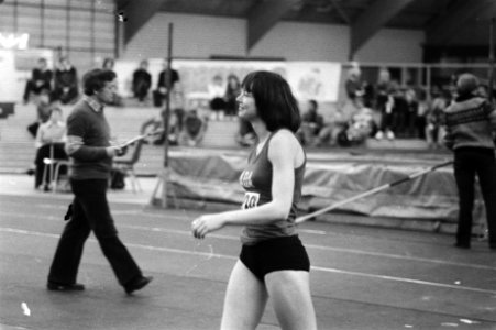 Nederlandse Indoor atletiekkampioenschappen in Zwolle nr. 30, 31 Sylvia Barlay , Bestanddeelnr 930-1055