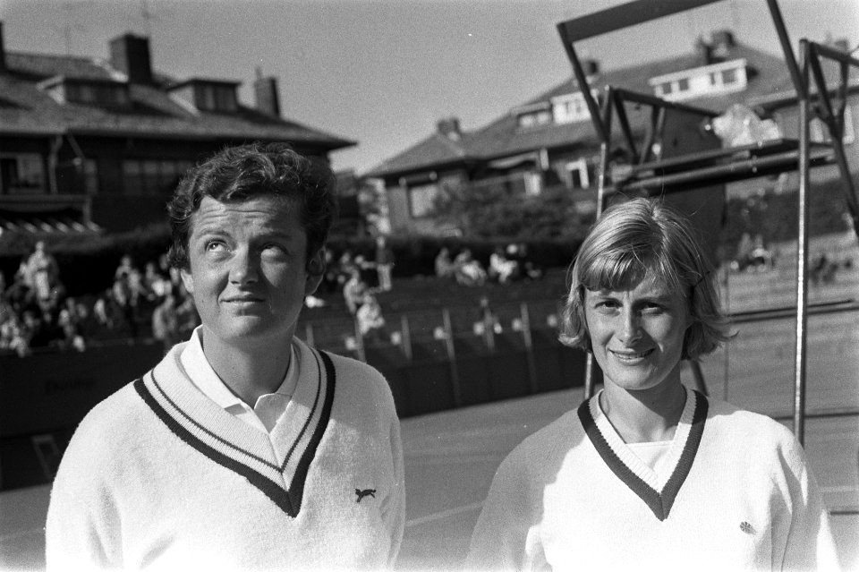 Nederlandse kampioenschapen tennis, Scheveningen links mejuffrouw Stove, rechts, Bestanddeelnr 923-7585