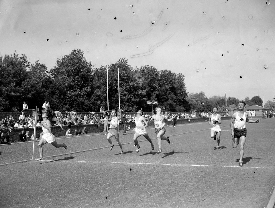 Nederlandse Jeugd Atletiekkampioenschappen te Den Haag. Finish 100 meter gewo…, Bestanddeelnr 907-2438