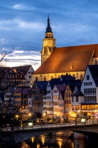Neckarfront mit Stiftskirche in Tübingen zur blauen Stunde
