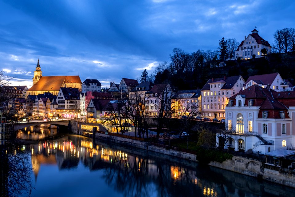 Neckarfront mit Stiftskirche und Schwabenhaus zur blauen Stunde