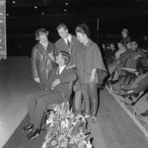 Nederlandse deelnemers Sjoukje Dijkstra, Nico en Jopie Wolff en op stoel Wout…, Bestanddeelnr 916-1197