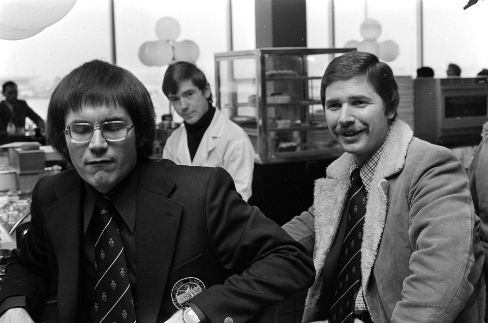 Nederlandse ijshockeyploeg naar Tokio vanaf Schiphol trainers Paul Dam (l) en B, Bestanddeelnr 927-7974