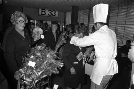 Nederlandse dameshockeyteam arriveert op Schiphol na behalen wereldkampioenschap, Bestanddeelnr 924-9464