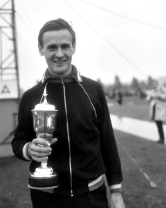 Nederlandse Kampioenschappen Atletiek, 100 meter heren, Leo de Winter met wissel, Bestanddeelnr 919-4288